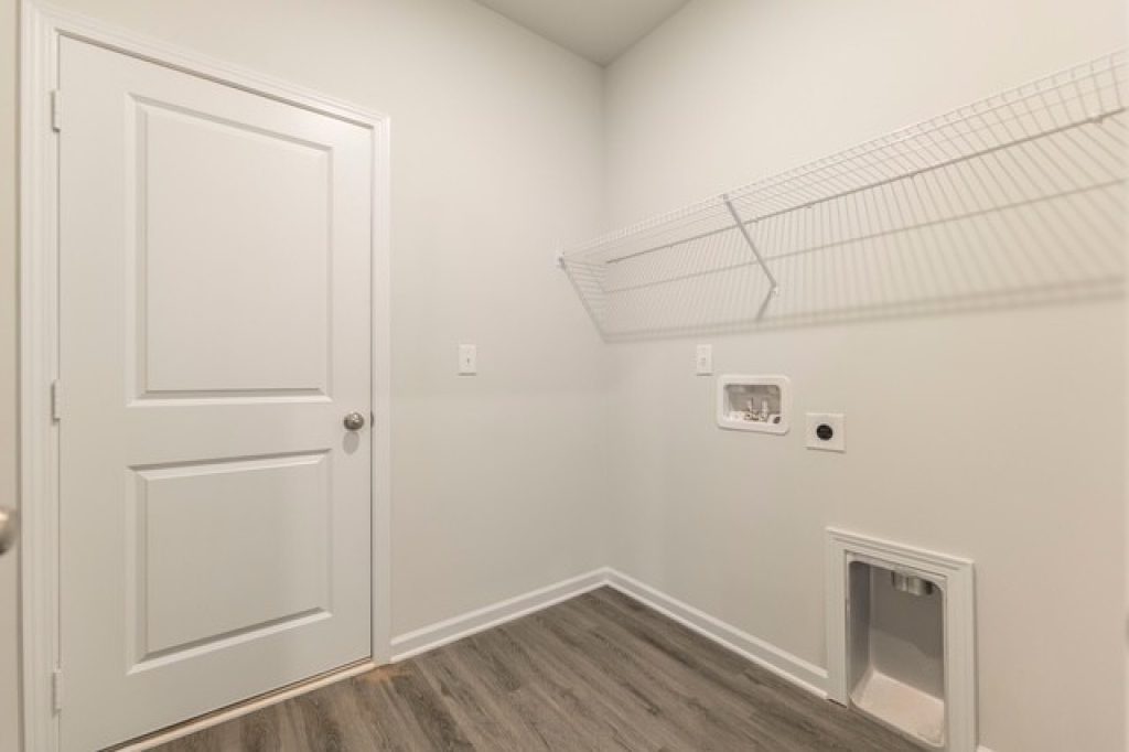 Frio - Large Laundry Room